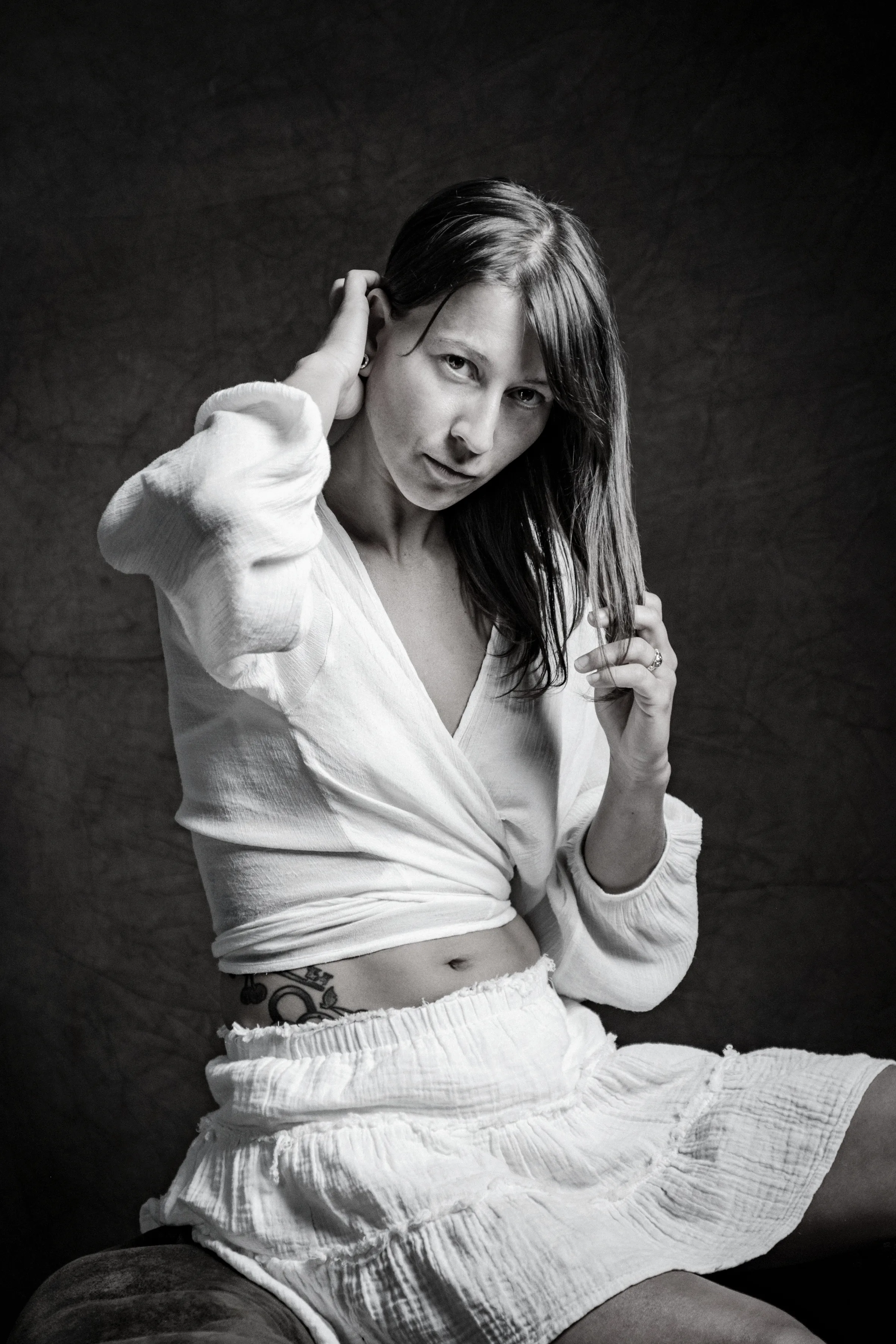 Claudia Maria Wolf — Schwarz-Weiß-Porträt im Wickelshirt